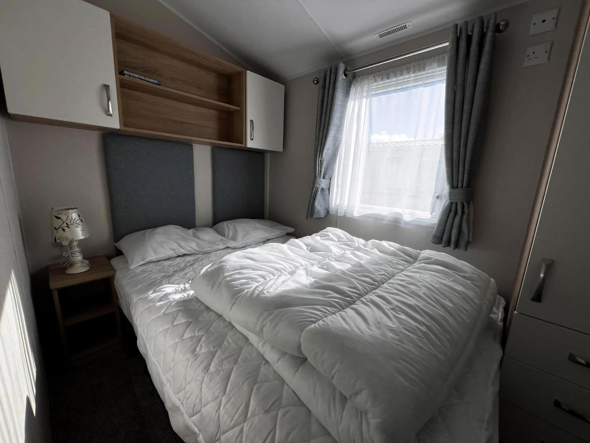 Campsite 6 Berth Caravan With Stunning Sea Views And Decking To Relax On, Ref 32048az