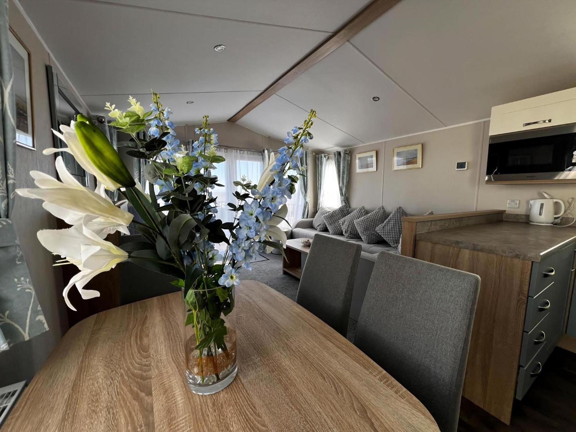 6 Berth Caravan With Stunning Sea Views And Decking To Relax On, Ref 32048az Lowestoft