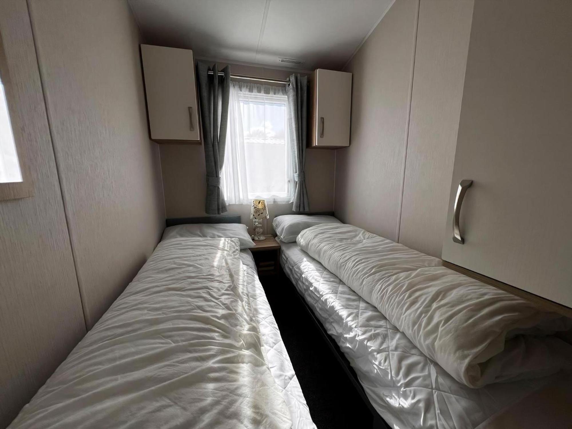 6 Berth Caravan With Stunning Sea Views And Decking To Relax On, Ref 32048az Campsite Lowestoft