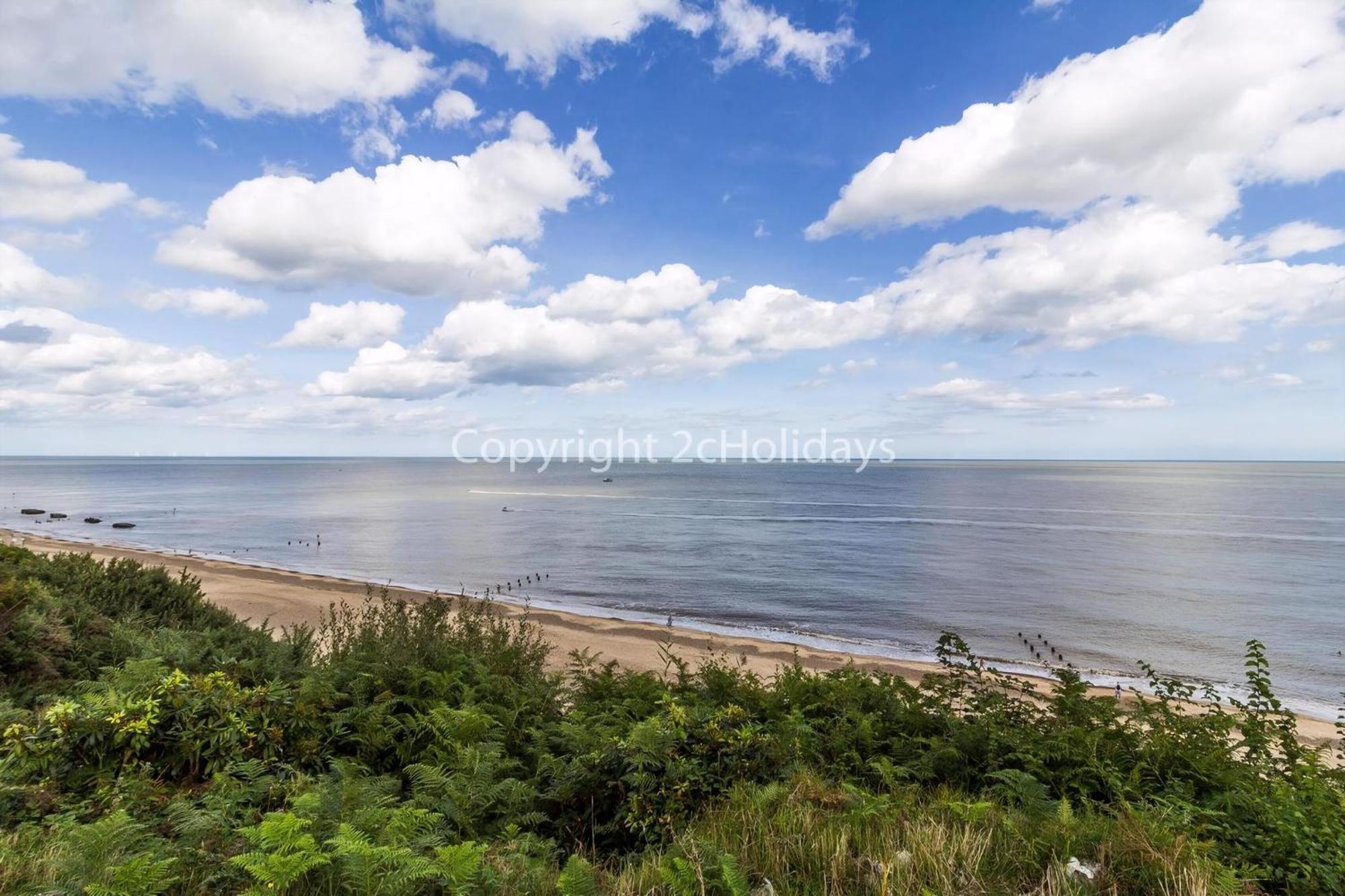 6 Berth Caravan With Stunning Sea Views And Decking To Relax On, Ref 32048az Lowestoft