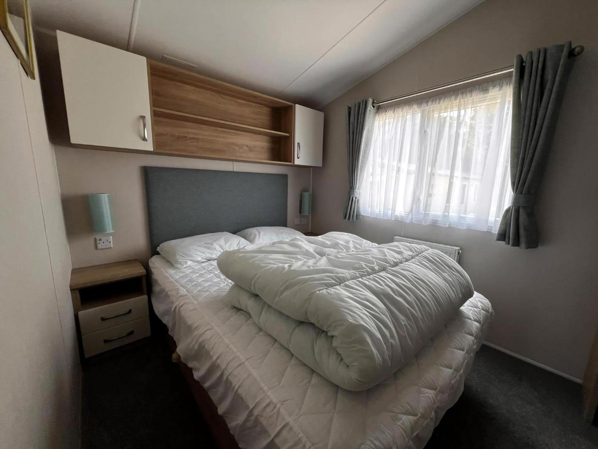 6 Berth Caravan With Stunning Sea Views And Decking To Relax On, Ref 32048az * Lowestoft